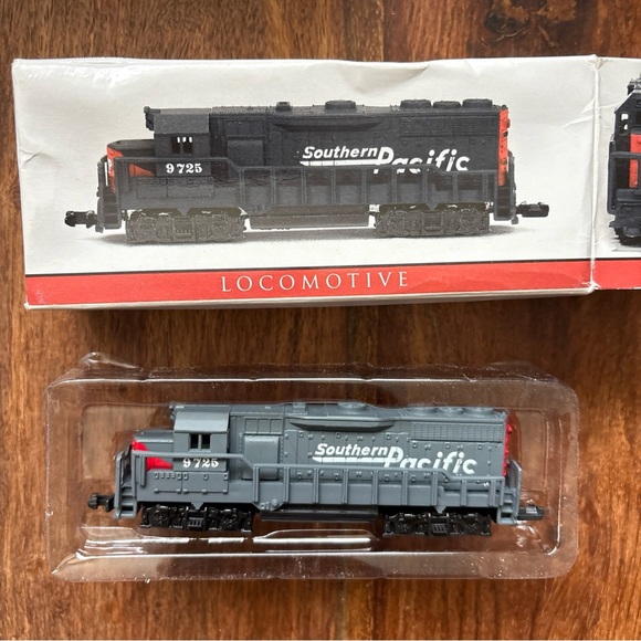 Set of Three Model Trains ~ Locomotive ~ Tank Car ~ Hourse Drawn Pumper - Picture 5 of 8